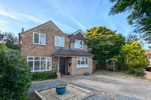 4 bedroom detached house to rent, Five Oaks Close, Woking GU21