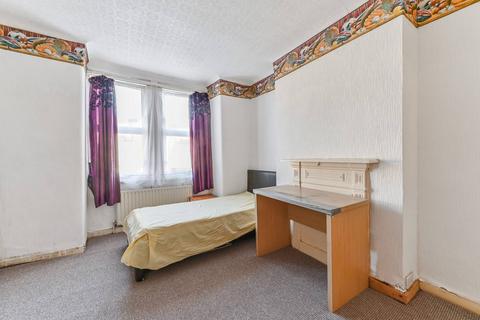 Studio to rent, Rostella Road, Tooting, London, SW17