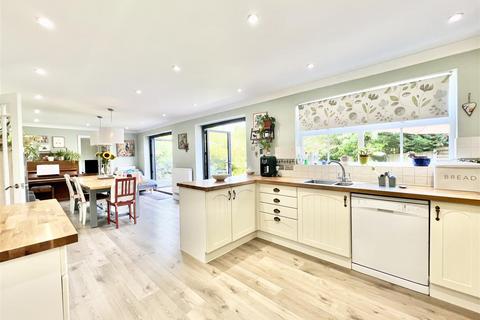 5 bedroom detached house for sale, Washall Drive, Great Notley, Braintree