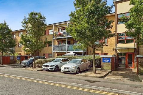 2 bedroom flat to rent, Gateway House