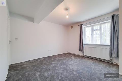 3 bedroom flat to rent, Allenby Road, Southall