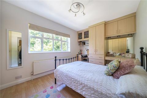 60 Park View, Pinner, HA5 4LN