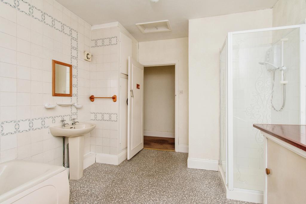 Shower/Bathroom