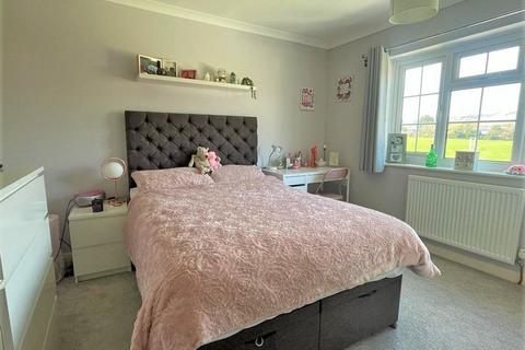 11 Corone Close, Folkestone, CT19 5LJ