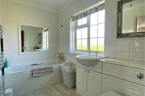 11 Corone Close, Folkestone, CT19 5LJ