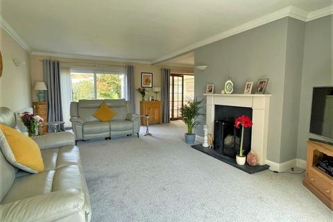 11 Corone Close, Folkestone, CT19 5LJ