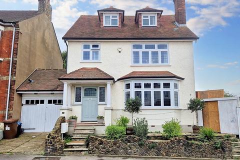 4 bedroom detached house for sale, Kings Avenue, Rochester