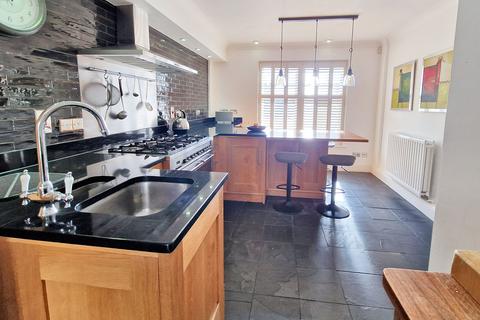 4 bedroom end of terrace house for sale, Crow Lane, Rochester