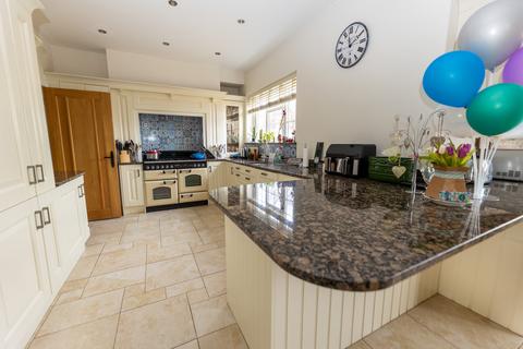 4 bedroom detached house for sale, Queensway, Clacton-On-Sea, CO15 5