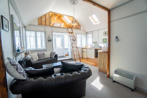 35 Beach Way, Jaywick, Clacton-on-sea, CO15 2HJ