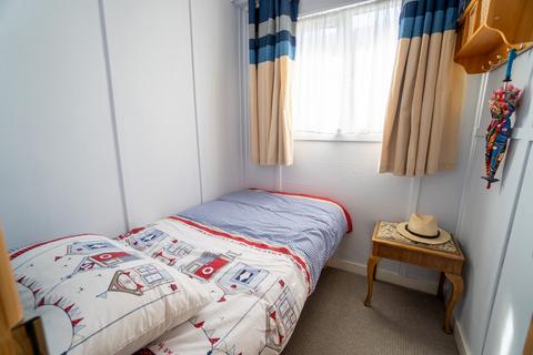 35 Beach Way, Jaywick, Clacton-on-sea, CO15 2HJ