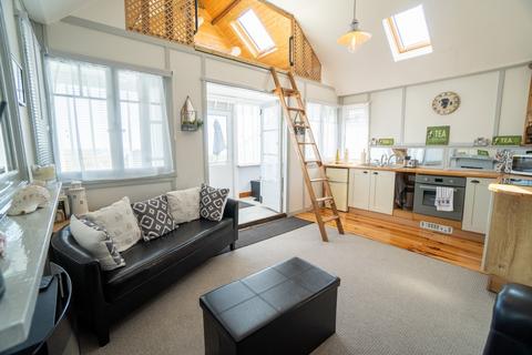 35 Beach Way, Jaywick, Clacton-on-sea, CO15 2HJ
