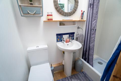 35 Beach Way, Jaywick, Clacton-on-sea, CO15 2HJ