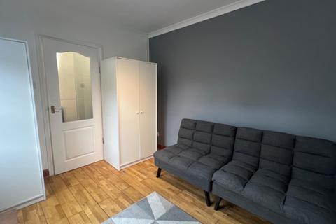 Studio to rent, Whitebutts Road, Ruislip, Greater London