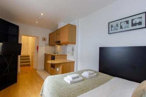 Studio to rent, Warren Street, London NW1