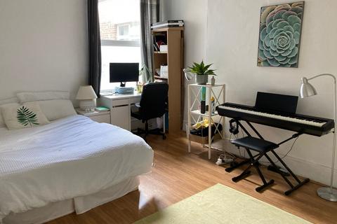 3 bedroom flat to rent, Holloway, London N7