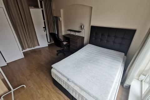 3 bedroom flat to rent, St Pancras, London NW1