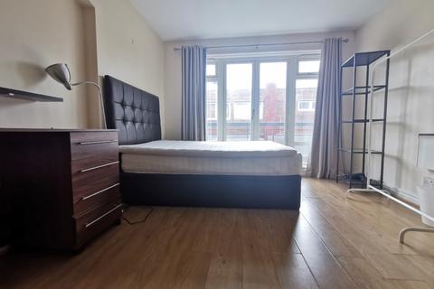 3 bedroom flat to rent, St Pancras, London NW1