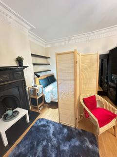 Studio to rent, Charing Cross, London WC2N