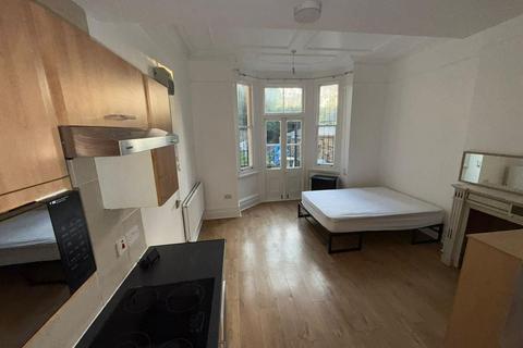 Studio to rent, Cricklewood, London NW2