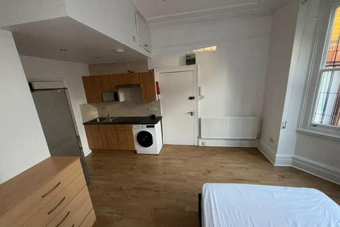 Studio to rent, Cricklewood, London NW2