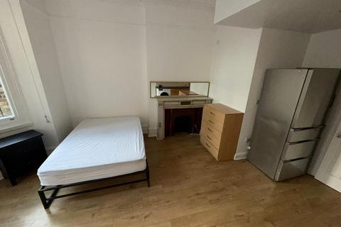 Studio to rent, Cricklewood, London NW2