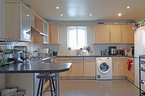 2 bedroom flat for sale, Lumley Road, Horley