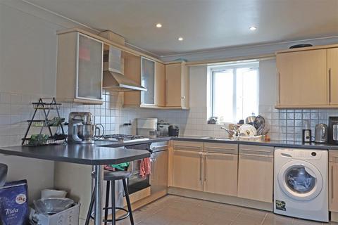 2 bedroom flat for sale, Lumley Road, Horley