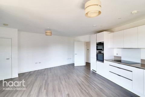 3 bedroom flat for sale, St Clements Avenue, ROMFORD