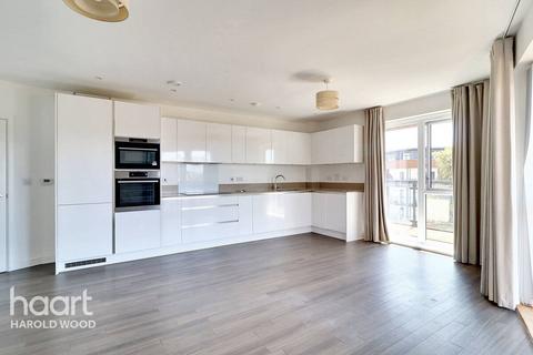 3 bedroom flat for sale, St Clements Avenue, ROMFORD