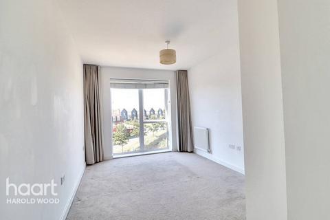 3 bedroom flat for sale, St Clements Avenue, ROMFORD