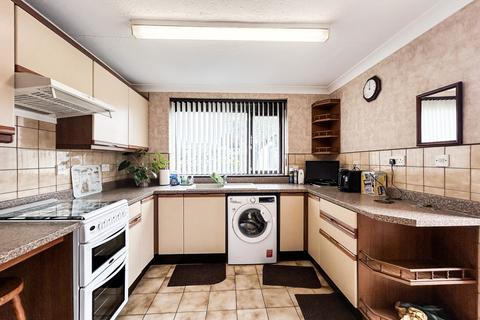 3 bedroom semi-detached house for sale, Dewsbury Avenue, DN15 8AP