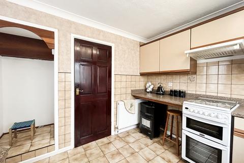 3 bedroom semi-detached house for sale, Dewsbury Avenue, DN15 8AP