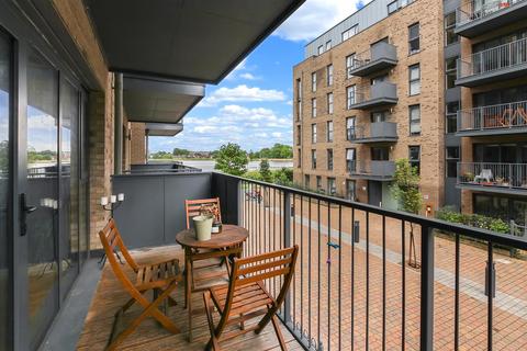 3 bedroom flat for sale, Green Lanes Walk, London