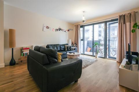 3 bedroom flat for sale, Green Lanes Walk, London