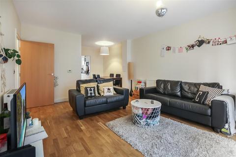 3 bedroom flat for sale, Green Lanes Walk, London