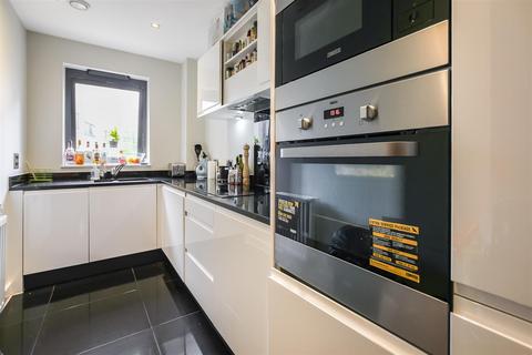 3 bedroom flat for sale, Green Lanes Walk, London