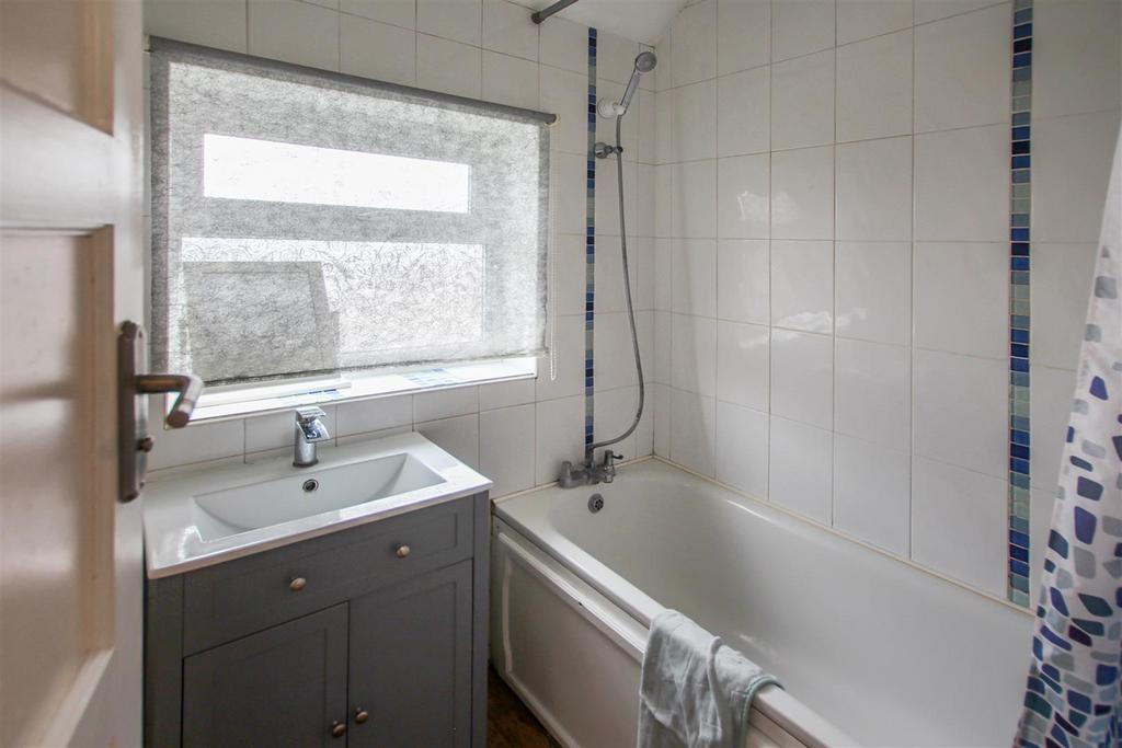 Prestwick Road, Watford WD19 3 bed end of terrace house to rent £