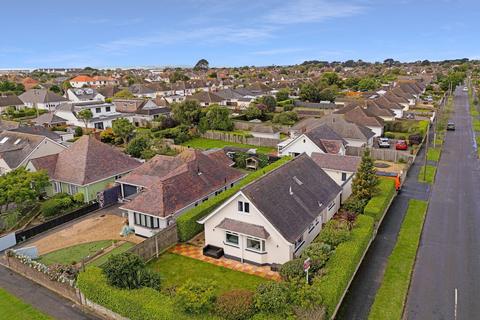 4 bedroom chalet for sale, Hengistbury Road, Barton On Sea, New Milton, Hampshire. BH25 7LU