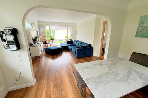 4 bedroom chalet for sale, Hengistbury Road, Barton On Sea, New Milton, Hampshire. BH25 7LU