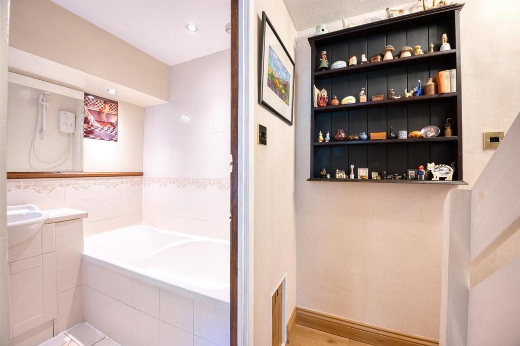 First floor landing and Bathroom.jpg