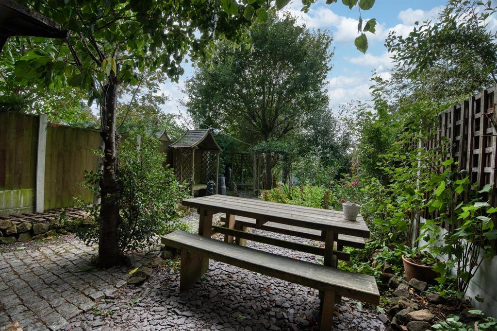 Garden - dining area.jpg