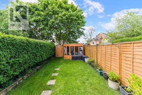 6 The Hawthorns, Epsom, KT17 2QA