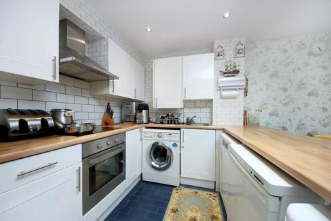 2 bedroom end of terrace house to rent, Spooners Mews, W3