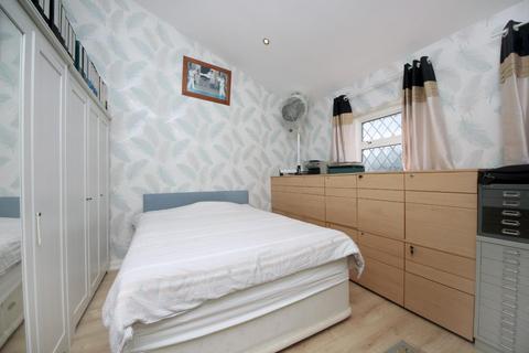 2 bedroom end of terrace house to rent, Spooners Mews, W3