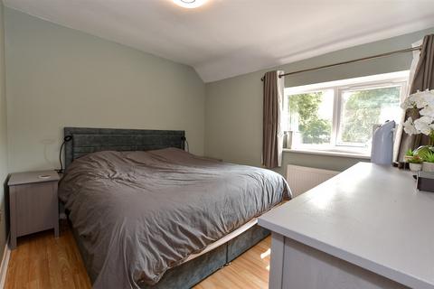 34 Barnstaple Road, Romford, RM3 7SS