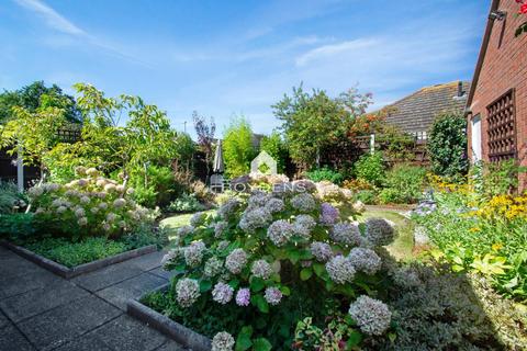 10 Charnock Close, Kirby Cross, Frinton-on-sea, CO13 0RT