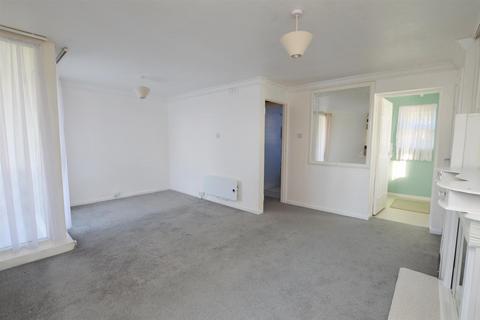 Studio to rent, Etchingham Road, Eastbourne