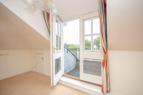 2 bedroom flat for sale, Sycamore House, Woodland Court, Downend, Bristol