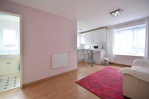 Studio to rent, Elmley Close, Beckton, London, E6